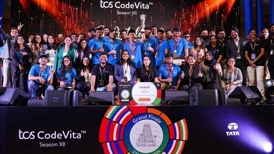 সংবাদসংস্থা পিটিআইয়ের সাক্ষাৎকারে টিসিএসের সিএফও জানিয়েছেন, অন্যান্য প্রতিদ্বন্দ্বী তথ্যপ্রযুক্তি সংস্থার মতো নয় টিসিএস। কালেভদ্রেই নির্দিষ্ট সময়ের পরে বেতন বৃদ্ধি করার মতো সিদ্ধান্ত নেয়। কিন্তু এবার কবে টিসিএস কর্মচারীদের বেতন বৃদ্ধি পাবে, কবে বর্ধিত বেতন তাঁদের অ্যাকাউন্টে ঢুকবে, সে বিষয়ে বিস্তারিতভাবে কিছু জানাননি ভারতের বৃহত্তম তথ্যপ্রযুক্তি সংস্থার সিএফও। (ছবিটি প্রতীকী, সৌজন্যে ফেসবুক Tata Consultancy Services)