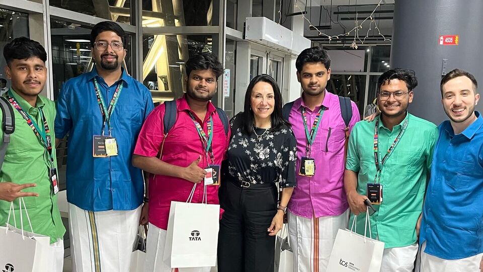 অ্যাট্রিশন রেট কিছুটা উদ্বেগজনক ১৩.৮ শতাংশে পৌঁছে গেলেও টিসিএসের চিফ ফিনান্সিয়াল অফিসার জানিয়েছেন, সেরা প্রতিভাবান কর্মীদের ধরে রাখার উপরে জোর দেওয়া হচ্ছে। কারণ নতুন করে লোক নিয়োগ করে পুরোটা নতুন করে শুরু করার কাজটা বেশ কঠিন। আপাতত নিয়োগের গতি কিছুটা কম থাকতে পারে। যখন চাহিদা বাড়বে, তখন নয়া নিয়োগের উপরে জোর দেওয়া হবে। (ছবিটি প্রতীকী, সৌজন্যে ফেসবুক Tata Consultancy Services)