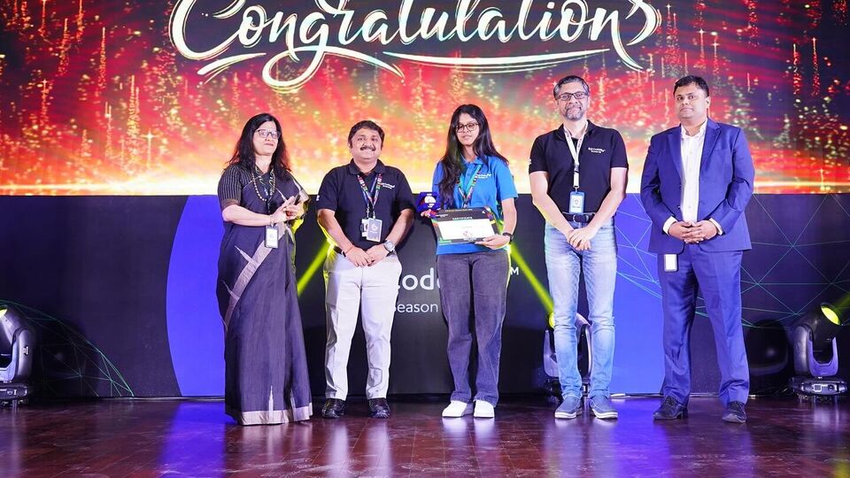 কতটা বেতন বাড়তে পারে টিসিএস কর্মীদের? ভারতের বৃহত্তম তথ্যপ্রযুক্তি সংস্থার কর্মীদের এবার কতটা বেতন বাড়বে, সে বিষয়ে সরাসরি কিছু জানাননি টিসিএসের চিফ ফিনান্সিয়াল অফিসার। তিনি জানিয়েছেন, সাধারণত বার্ষিক যে বেতন বৃদ্ধি হয়, তা ‘অপারেটিং প্রফিট’-কে ১.৫ শতাংশের মতো কমিয়ে দেয়। অর্থাৎ অন্যবারের মতো এবারও বেতন বাড়ানো হতে পারে বলে মনে করছে সংশ্লিষ্ট মহল। (ছবিটি প্রতীকী, সৌজন্যে ফেসবুক Tata Consultancy Services)