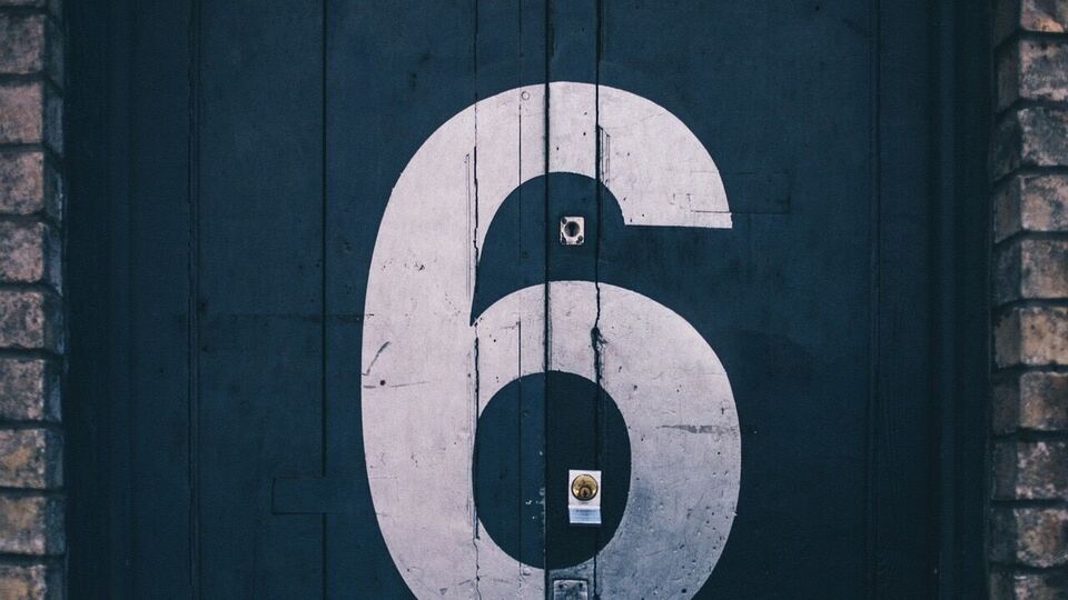 ৬: চীনা ভাষায় '৬' (লিউ) শব্দটির উচ্চারণ 'স্রোত' বা 'মসৃণ' শব্দের কাছাকাছি শোনায়। এটি মসৃণ যাত্রা, অগ্রগতি এবং বাধা অতিক্রমের প্রতীক। এটি জীবনে বাধার অনুপস্থিতি এবং সবকিছু সহজে সম্পন্ন হওয়ার ইঙ্গিত দেয়। এটি সম্পদ এবং সুখের আগমনকেও আকর্ষণ করে। ব্যবসার লেনদেন, নতুন কাজ শুরু করা বা ভ্রমণের জন্য এই সংখ্যাটি শুভ।