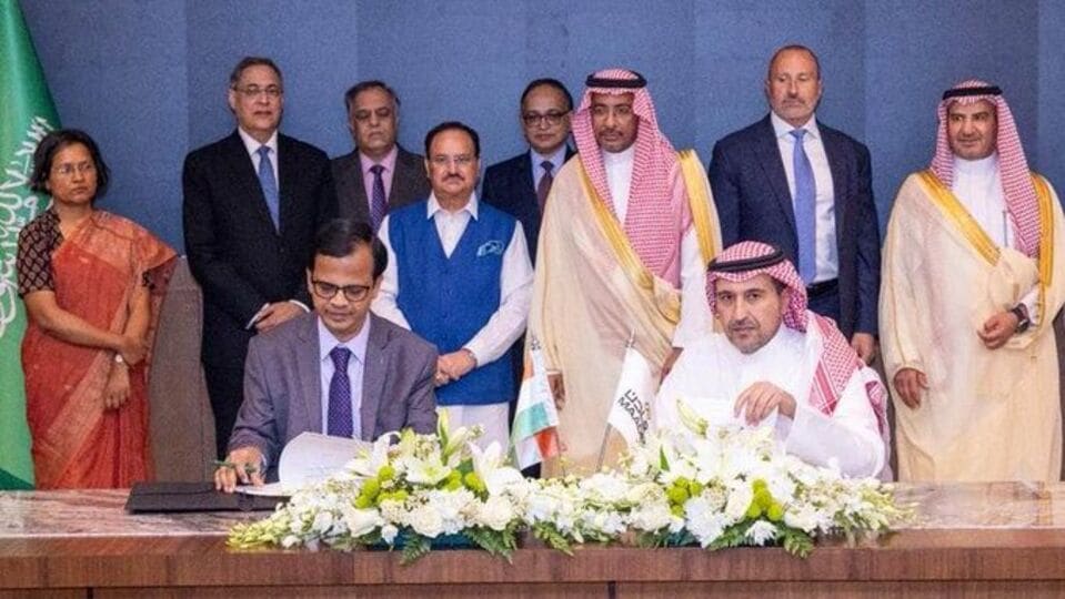 জুনের শেষের দিকে ‘দ্য ইকোনমিক টাইমস’র এক রিপোর্টে জানা যায়, ভারতে, চিন থেকে আসা সরবরাহ করা বিশেষ সারের রপ্তানি হঠাৎই রুখে দিয়েছে চিন। রিপোর্টে বলা হয়, চিন থেকে যে জাহাজ বোঝাই সার ভারতে আসার কথা ছিল,তা প্রক্রিয়াগত কারণে দেরি হচ্ছে আসতে। পাকিস্তানের ঘনিষ্ঠ বন্ধু চিনের তরফে এমন পদক্ষেপের পর এবার ভারত ,সৌদি আরবের হাত ধরে দীর্ঘকালীন ডিএপি (ডায়ামোনিয়াম ফসফেট) সারের সরবরাহের বিষয়ে সমঝোতার পথে হেঁটেছে। সদ্য সৌদি সফরে গিয়েছিলেন কেন্দ্রীয় মন্ত্রী জেপি নড্ডা। তখনই এক চুক্তি স্বাক্ষরিত হয়।