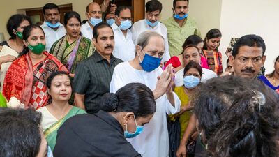 সেই বিষয়টি নিয়ে সরব হন ওড়িশার প্রাক্তন মুখ্যমন্ত্রী নবীন পট্টনায়েকও। তিনি দাবি করেন, কানাডার টরেন্টোয় ঘটনায় অত্যন্ত উদ্বিগ্ন। সেই ঘটনায় বিশ্বব্যাপী জগন্নাথদেবের ভক্তদের ভাবাবেগে আঘাত লেগেছে। ওড়িশার মানুষদের কাছেও এরকম ঘটনা অত্যন্ত হৃদয়বিদারক। সেই পরিস্থিতিতে ওড়িশা সরকার এবং ভারত সরকারের কাছে উপযুক্ত পদক্ষেপের আর্জি জানান নবীন। (ফাইল ছবি, সৌজন্যে পিটিআই) সেই বিষয়টি নিয়ে সরব হন ওড়িশার প্রাক্তন মুখ্যমন্ত্রী নবীন পট্টনায়েকও। তিনি দাবি করেন, কানাডার টরেন্টোয় ঘটনায় অত্যন্ত উদ্বিগ্ন। সেই ঘটনায় বিশ্বব্যাপী জগন্নাথদেবের ভক্তদের ভাবাবেগে আঘাত লেগেছে। ওড়িশার মানুষদের কাছেও এরকম ঘটনা অত্যন্ত হৃদয়বিদারক। সেই পরিস্থিতিতে ওড়িশা সরকার এবং ভারত সরকারের কাছে উপযুক্ত পদক্ষেপের আর্জি জানান নবীন। (ফাইল ছবি, সৌজন্যে পিটিআই)