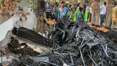 ১৫ পৃষ্ঠার প্রতিবেদনটিতে আমদাবাদ বিমান দুর্ঘটনার চূড়ান্ত মুহুর্তের আনুষ্ঠানিক বিবরণ দেওয়া হয়েছে প্রথমবারের মতো। একই সাথে সেই বিমানে দুটো ইঞ্জিনেরই বন্ধ হওয়ার কারণ সম্পর্কে নতুন প্রশ্ন উত্থাপন করেছে এই প্রতিবেদন। রিপোর্টে বলা হয়েছে, শেষ মুহূর্তে ককপিটে এক পাইলট অপরজনকে জিজ্ঞেস করেন, কেন ইঞ্জিনে জ্বালানি প্রবাহ বন্ধ করা হয়েছে। তাতে অপর পাইলট জ্বালানি সরবরাহ করার কথা অস্বীকার করেন। ১৫ পৃষ্ঠার প্রতিবেদনটিতে আমদাবাদ বিমান দুর্ঘটনার চূড়ান্ত মুহুর্তের আনুষ্ঠানিক বিবরণ দেওয়া হয়েছে প্রথমবারের মতো। একই সাথে সেই বিমানে দুটো ইঞ্জিনেরই বন্ধ হওয়ার কারণ সম্পর্কে নতুন প্রশ্ন উত্থাপন করেছে এই প্রতিবেদন। রিপোর্টে বলা হয়েছে, শেষ মুহূর্তে ককপিটে এক পাইলট অপরজনকে জিজ্ঞেস করেন, কেন ইঞ্জিনে জ্বালানি প্রবাহ বন্ধ করা হয়েছে। তাতে অপর পাইলট জ্বালানি সরবরাহ করার কথা অস্বীকার করেন।