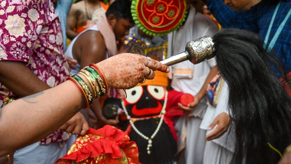 পুরো ঘটনার পিছনে বর্ণবিদ্বেষী মনোভাব আছে বলেও অভিযোগ করেন ওই মহিলা। তিনি বলেন, '(ডিম ছোড়ার ঘটনায়) আমরা হতবাক হয়ে যাই। কিন্তু আমরা থেমে যাইনি। কারণ কখনওই আস্থাকে টলাতে পারে না ঘৃণা।' সেইসঙ্গে তিনি বলেন, 'আমরা থেমে যাইনি। কারণ যখন প্রভু জগন্নাথ রাস্তায় নেমেছেন, তখন কোনও ঘৃণার কাছে আমরা মাথানত করব না।' (ছবিটি প্রতীকী, সৌজন্যে সুনীল ঘোষ/হিন্দুস্তান টাইমস)