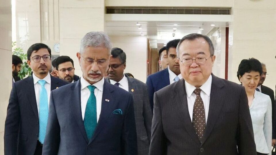 ‘সাংহাই কোঅপারেশন অর্গানাইজেশন’র বিদেশমন্ত্রীদের বৈঠক আয়োজিত হয়েছে চিনে। সেখানে যোগ দিতে পৌঁছেছেন ভারতের বিদেশমন্ত্রী এস জয়শংকর। আর সেই বৈঠকে যোগ দিয়েই সন্ত্রাস, বিচ্ছিন্নতাবাদ, উগ্রপন্থা ইস্যুতে তাঁর বক্তব্যে ঝড় তোলেন। পাকিস্তানের ঘনিষ্ঠ 'বন্ধু' চিনের মাটিতে দাঁড়িয়ে এসসিওর সঙ্গীদের প্রতি ভারতের বিদেশমন্ত্রীর আহ্বান, এই তিন চ্যালেঞ্জকে ঘিরে তাঁরা যেন 'আপসহীন' অবস্থান নেন। (@DrSJaishankar x/ANI Photo)(@DrSJaishankar X)