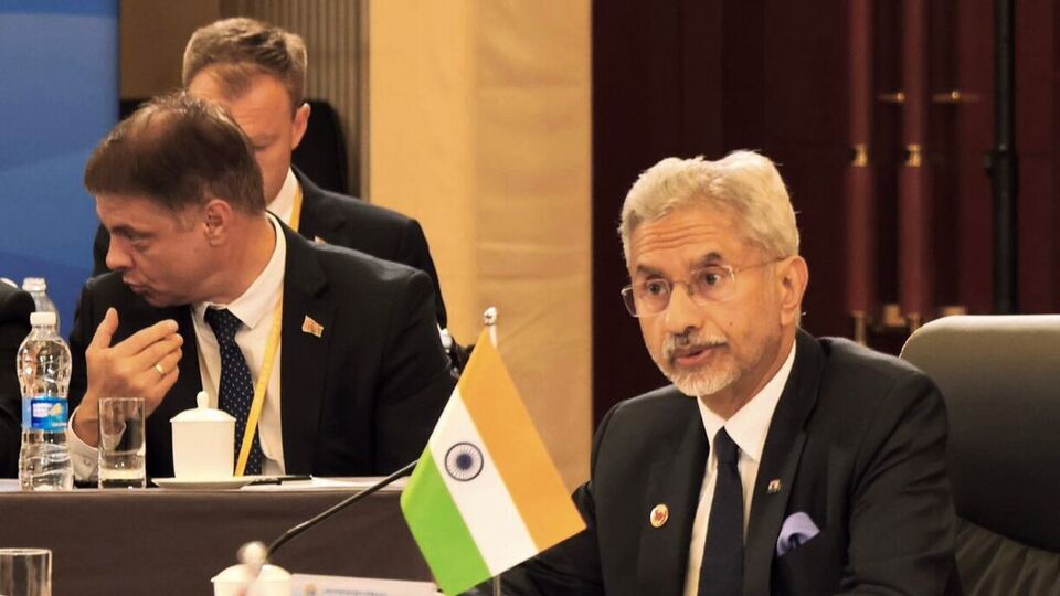 ভারতের বিদেশমন্ত্রী এস জয়শংকর বলেন,' যে তিনটি অশুভর (থ্রি ইভিল) বিরুদ্ধে লড়াই করার জন্য এসসিও প্রতিষ্ঠিত হয়েছিল তা হল সন্ত্রাসবাদ, বিচ্ছিন্নতাবাদ এবং উগ্রপন্থা।' এরইসঙ্গে তিনি বলেন,' অবাক হওয়ার কিছু নেই যে, প্রায়শই এগুলি একসাথে ঘটে। সম্প্রতি, ভারতে আমরা ২২ এপ্রিল ২০২৫ তারিখে পহেলগাঁওতে সন্ত্রাসী হামলার একটি স্পষ্ট উদাহরণ প্রত্যক্ষ করেছি। জম্মু ও কাশ্মীরের পর্যটন অর্থনীতিকে দুর্বল করার জন্য ইচ্ছাকৃতভাবে এটি করা হয়েছিল, একই সাথে ধর্মীয় বিভাজনের বীজ বপন করা হয়েছিল।' (@DrSJaishankar X/ANI Photo)(@DrSJaishankar X)