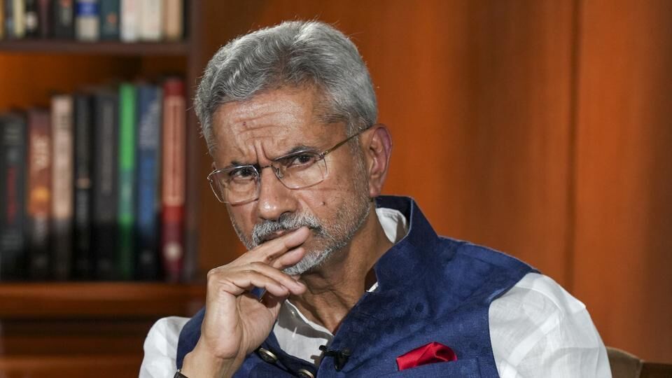 নিউইয়র্কে নিউজউইকের সাথে একান্ত আলাপচারিতায় জয়শঙ্কর জানান, মে মাসে ভারতের অপারেশন সিঁদুরের সময় পাকিস্তানই যুদ্ধবিরতির আবেদন জানিয়েছিল। মোদী-ভান্স ফোনালাপ নিয়ে জয়শঙ্কর বলেছিলেন, 'আমি আপনাকে বলতে পারি যে ৯ মে রাতে যখন ভাইস প্রেসিডেন্ট ভান্স প্রধানমন্ত্রী মোদীর সাথে কথা বলেছিলেন, তখন আমি সেই ঘরে ছিলাম। সেই সময় তিনি বলেছিলেন যে পাকিস্তানিরা ভারতের উপর একটি বিশাল আক্রমণ চালাবে... আমরা তাঁর বলা বেশ কিছু জিনিস মেনে নিইনি, এবং পাকিস্তানিরা কী করার হুমকি দিচ্ছিল সে সম্পর্কে প্রধানমন্ত্রী অবগত ছিলেন।' (HT_PRINT)