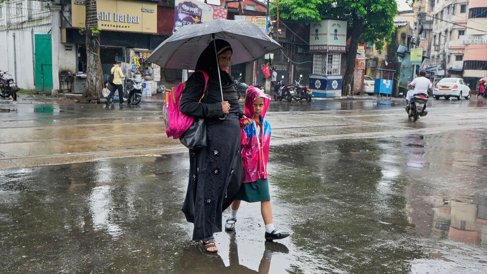 এদিকে আজ উত্তরবঙ্গেও ভারী বৃষ্টির সম্ভাবনা আছে। পূর্বাভাস অনুযায়ী, দার্জিলিং, কালিম্পং, জলপাইগুড়ি, আলিপুরদুয়ার এবং কোচবিহারে ভারী বৃষ্টি হতে পারে আজ। এই জেলাগুলিতে জারি থাকবে হলুদ সতর্কতা। এরপর ফের ১৯ জুলাই উত্তরের দার্জিলিং, কালিম্পং, জলপাইগুড়িতে ভারী বৃষ্টির হলুদ সতর্কতা জারি থাকবে। ২০ এবং ২১ জুলাই জলপাইগুড়ি, আলিপুরদুয়ারে ভারী বৃষ্টি হতে পারে। (AP)
