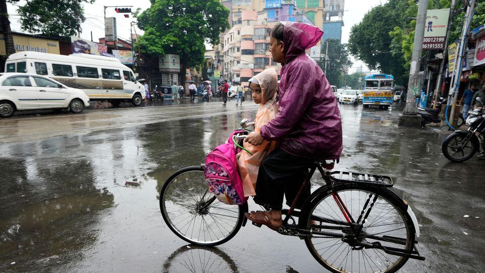 এদিকে কলকাতায় আগামী ১৬ এবং ১৭ জুলাই সর্বোচ্চ তাপমাত্রা একলাফে বেড়ে ৩২ ডিগ্রি সেলসিয়াস ছুঁতে পারে। কমতে পারে বৃষ্টি। তবে বজ্রপাত সহ বৃষ্টি হতে থাকবে আগামী ২১ জুলাই পর্যন্ত। এরপর ১৮, ১৯, ২০ জুলাই কলকাতার সর্বোচ্চ পারদ থাকবে ৩৩ ডিগ্রি সেলসিয়াসের আশেপাশে। এবং এই ক'দিন সর্বনিম্ন পারদ ২৭ থেকে ২৮ ডিগ্রির আশেপাশে থাকবে। (AP)
