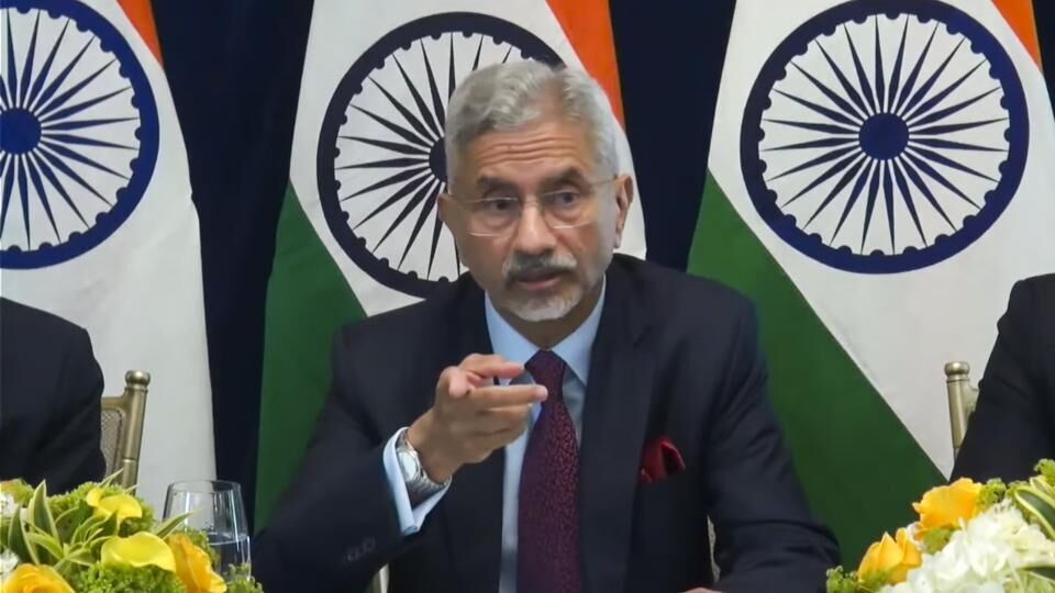 অবশ্য ভারতের বিদেশমন্ত্রী এস জয়শঙ্কর মার্কিন মুলুকে দাঁড়িয়ে জানিয়ে দেন, প্রধানমন্ত্রী মোদীর সঙ্গে যখন মার্কিন ভাইস প্রেসিডেন্ট ডেডি ভান্সের ফোনে কথোপকথন হয়, তখন তিনি নিজেই ঘরে ছিলেন। এবং জয়শঙ্কর দাবি করেন, মোদীকে ভান্স কোনও ভাবেই বাণিজ্য সংক্রান্ত কোনও কথা বলেননি। তবে ট্রাম্প ফের নিজের পুরনো রেকর্ড বাজাতে শুরু করেছেন। (HT_PRINT)
