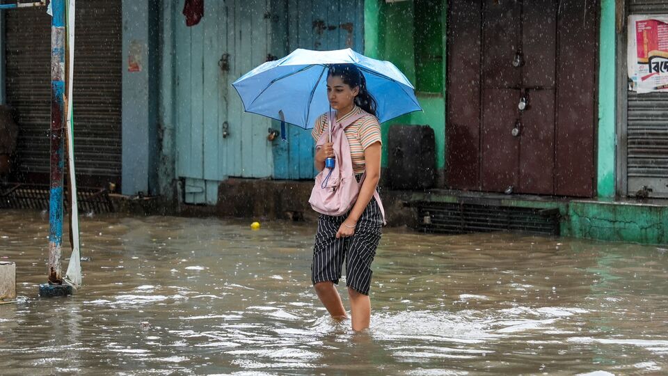 নিম্নচাপের জেরে দক্ষিণবঙ্গে আজও জারি খাতবে বৃষ্টি। পূর্বাভাস অনুযায়ী, আজ কলকাতা, হাওড়া, হুগলি, উত্তর ২৪ পরগনা, দক্ষিণ ২৪ পরগনা, পূর্ব মেদিনীপুর, পশ্চিম মেদিনীপুর, ঝাড়গ্রাম, পুরুলিয়া, বাঁকুড়া, পূর্ব বর্ধমান, পশ্চিম বর্ধমান, বীরভূম, মুর্শিদাবাদ এবং নদিয়ায় বজ্রপাত সহ বৃষ্টি এবং ঝোড়ো হাওয়া বইতে পারে। এই জেলাগুলিতে হলুদ সতর্কতা জারি করা হয়েছে। এর মধ্যে পুরুলিয়া, বাঁকুড়া, পূর্ব বর্ধমান, পশ্চিম বর্ধমান, বীরভূম, মুর্শিদাবাদে হতে পারে ভারী বৃষ্টি। এরপর আগামিকালও দক্ষিণের সব জেলায় হলুদ সতর্কতা জারি থাকবে। তবে ভারী বৃষ্টি হবে না। তারপর ২১ জুলাই পর্যন্ত বৃষ্টি জারি থাকবে দক্ষিণে। (PTI)