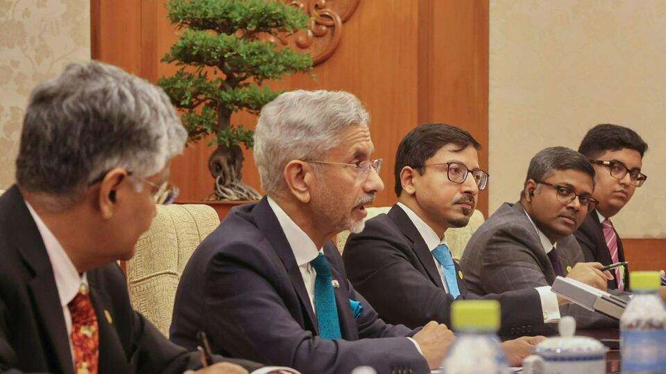 তাঁর ঝোড়ো বার্তায় জয়শংকর বলেন,'জাতিসংঘের নিরাপত্তা পরিষদ…. যার মধ্যে আমরা কয়েকজন (দেশ) বর্তমানে সদস্য, একটি বিবৃতি জারি করে এর তীব্র নিন্দা জানায়। এর পাশাপাশি ‘এই নিন্দনীয় সন্ত্রাসী কর্মকাণ্ডের অপরাধী, সংগঠক, অর্থায়নকারী এবং পৃষ্ঠপোষকদের জবাবদিহি করার এবং তাদের বিচারের আওতায় আনার প্রয়োজনীয়তার উপর জোর দেওয়া হয়।’ এরইসঙ্গে জয়শংকর বলেন,' আমরা তখন থেকে ঠিক তাই করেছি এবং তা অব্যাহত রাখব।' ' . (@DrSJaishankar on X via PTI Photo) (PTI07_14_2025_000414B)(@DrSJaishankar)