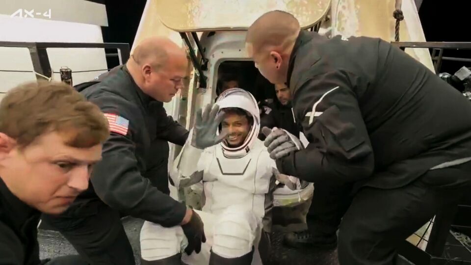 মহাকাশে থাকার সময় বিভিন্ন বিষয় নিয়ে গবেষণা করেছেন ভারতীয় বায়ুসেনার গ্রুপ ক্যাপ্টেন। ইসরোর তরফে জানানো হয়েছে, মহাকাশে থাকলে মানুষের পেশির কোষের উপরে কী প্রভাব পড়ে, তা নিয়ে গবেষণা চালিয়েছেন। যা ভবিষ্যতে মহাকাশ তো বটেই, পৃথিবীতেও পেশি সংক্রান্ত সমস্যা সমাধানের পথ দেখাতে পারে। সার্বিকভাবে মহাকাশে মানবদেহে কী প্রভাব পড়ে, তা নিয়েও গবেষণা চালিয়েছেন। (ছবি সৌজন্যে পিটিআই)