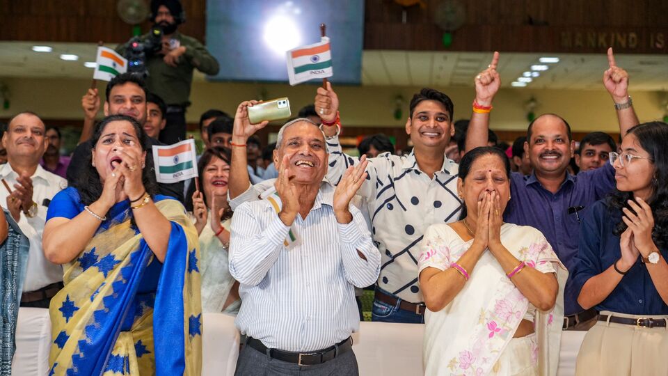 বিশেষজ্ঞদের মতে, অ্যাক্সিয়ম-৪ মিশনে গিয়ে শুভাংশু যে অভিজ্ঞতা লাভ করেছেন, তা ভারতের গগনযান মিশনের ক্ষেত্রে অত্যন্ত গুরুত্বপূর্ণ হবে। যিনি দ্বিতীয় ভারতীয় হিসেবে মহাকাশে গেলেন। ১৯৮৪ সালে তৎকালীন সোভিয়েত ইউনিয়নের মিশনের সঙ্গে মহাকাশে গিয়েছিলেন রাকেশ শর্মা। (ছবি সৌজন্যে পিটিআই)