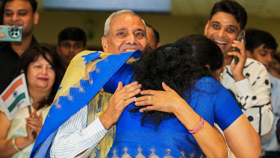 যেখানে মাধ্যাকর্ষণ শক্তি নেই, সেখানে কম্পিউটার স্ক্রিনের প্রভাব কী পড়ে, তা নিয়েও গবেষণা চালিয়েছেন ভারতীয় মহাকাশচারী। যা ইসরোর অন্যতম গুরুত্বপূর্ণ গবেষণার বিষয়। আর সেই গবেষণা ভবিষ্যতের দিশা নির্ধারণ করতে পারে। আবার মানুষের মস্তিষ্ক এবং ভাবনাচিন্তার সঙ্গে কম্পিউটারের সরাসরি যোগাযোগ তৈরি করা যায় কিনা, তা নিয়েও পরীক্ষা-নিরীক্ষা চালিয়েছেন শুভাংশুরা। (ছবি সৌজন্যে পিটিআই)