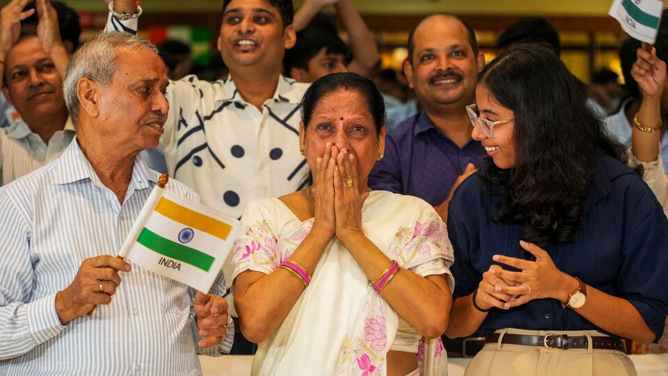 মহাকাশে কীভাবে পেট্রি ডিশে (স্বচ্ছ, ঢাকনাযুক্তি থালার মতো) মুগ এবং মেথির বীজের অঙ্কুরোদগম হয়, তা নিয়ে পরীক্ষা-নিরীক্ষা চালিয়েছেন শুভাংশু। তারপর সেগুলি আন্তর্জাতিক মহাকাশ কেন্দ্রের ফ্রিজেও রেখে দেওয়া হয়েছিল। সেইসঙ্গে সায়ানোব্যাকটেরিয়া এবং অ্যাকোয়াটিক-ফোটোসিন্থেথিক অর্গ্যানিজম নিয়ে গবেষণা চালিয়েছেন। যা অক্সিজেন উৎপদান, মহাকাশযানের পুনর্ব্যবহারের মতো বিষয়ের ক্ষেত্রে গুরুত্বপূর্ণ। (ছবি সৌজন্যে পিটিআই)