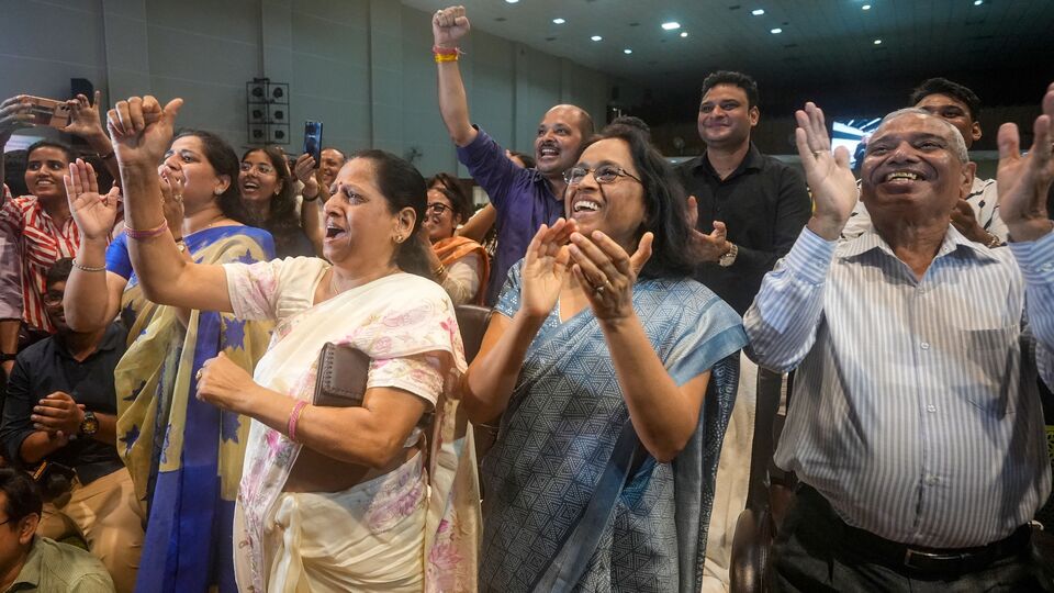 নিত্যদিনের জীবনে পদার্থবিদ্যা যেরকমভাবে কার্যকর হয়, তা মহাকাশে কতটা পরিবর্তিত হয়, তা নিয়েও গবেষণা চালিয়েছেন ভারতীয় মহাকাশচারী। শূন্যে ভাসমান জলের বুদবুদও তৈরি করে তিনি। শুধু তাই নয়, মানসিক স্বাস্থ্য, ক্যানসার, উদ্ভিদের জীবনবিদ্যা সংক্রান্ত বিভিন্ন বিষয় নিয়েও শুভাংশুরা গবেষণা চালিয়েছেন। (ছবি সৌজন্যে পিটিআই)