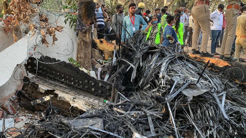 ১৫ পৃষ্ঠার প্রতিবেদনটিতে আমদাবাদ বিমান দুর্ঘটনার চূড়ান্ত মুহুর্তের আনুষ্ঠানিক বিবরণ দেওয়া হয়েছে প্রথমবারের মতো। একই সাথে সেই বিমানে দুটো ইঞ্জিনেরই বন্ধ হওয়ার কারণ সম্পর্কে নতুন প্রশ্ন উত্থাপন করেছে এই প্রতিবেদন। রিপোর্টে বলা হয়েছে, শেষ মুহূর্তে ককপিটে এক পাইলট অপরজনকে জিজ্ঞেস করেন, কেন ইঞ্জিনে জ্বালানি প্রবাহ বন্ধ করা হয়েছে। তাতে অপর পাইলট জ্বালানি সরবরাহ করার কথা অস্বীকার করেন। 