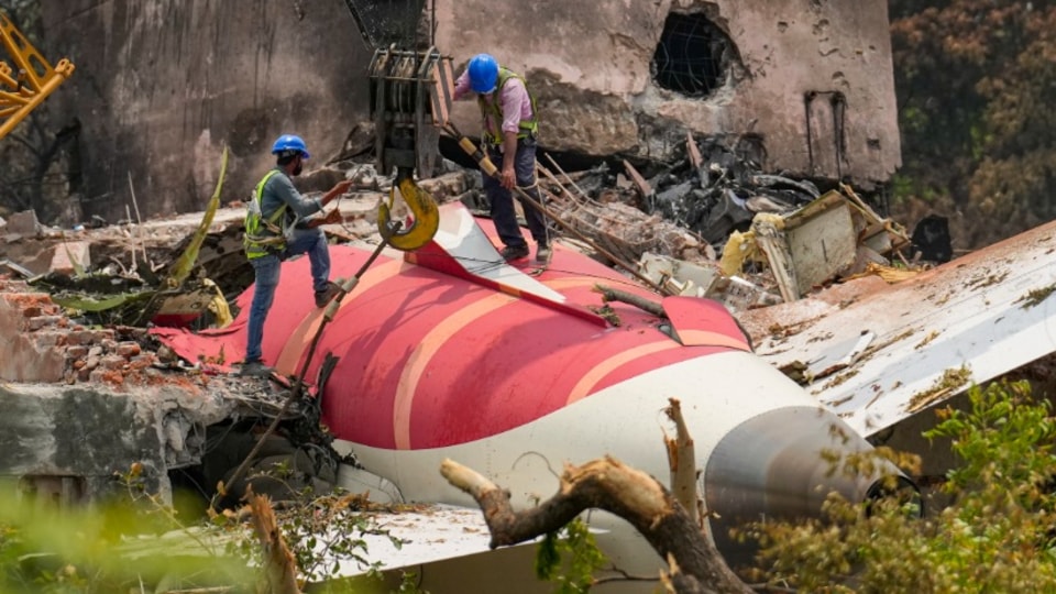বোয়িং ৭৮৭ বিমানটির প্রতিটি ইঞ্জিনের জন্য একটি করে ফুয়েল সুইচ রয়েছে। সুইচগুলি ককপিটের মাঝামাঝি জায়গায় থাকা কনসোলের থ্রোটল হ্যান্ডেলগুলির নীচে থাকে। ফ্লাইটের গুরুত্বপূর্ণ পর্যায়ে সেখানেই হাত থাকে পাইলটদের। এদিকে একটি করে ব্র্যাকেট উভয় সুইচকেই রক্ষা করে। ভুল করে সেই সুইচে হাত দেওয়া অসম্ভব। এই সুইচে জ্বালানি সরবরাহ বন্ধ করতে পাইলটকে সেই সুইচ উপরের দিকে টানতে হবে। 