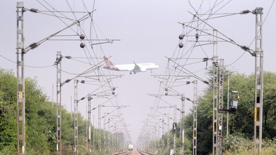 উল্লেখ্য, ভারতীয় বিমান সংস্থাগুলি প্রায় ১৫০টি বোয়িং ৭৩৭ এবং ৭৮৭ বিমান পরিচালনা করে। এয়ার ইন্ডিয়ার রয়েছে ৩৩টি বোয়িং ৭৮৭। বোয়িং ৭৮৭ ড্রিমলাইনারটিতে আছে হানিওয়েল ৪টিএল৮৩৭-৩ডি মডেলের ফুয়েল সুইচ। এএআইবির প্রতিবেদনে ২০১৮ সালের মার্কিন ফেডারেল এভিয়েশন অ্যাডমিনিস্ট্রেশন (এফএএ) বুলেটিনের উদ্ধৃতি দিয়ে বোয়িং ৭৮৭ সহ বোয়িং বিমানগুলিতে জ্বালানি নিয়ন্ত্রণ সুইচ লকিং প্রক্রিয়াগুলির সম্ভাব্য সমস্যা সম্পর্কে সতর্ক করা হয়েছিল। এরপরই সোমবার ডিজিসিএ এই আদেশটি দিল ফুয়েল সুইচ নিয়ে। 