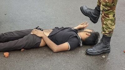বিভিন্ন রিপোর্ট অনুযায়ী, বুধবার গোপালগঞ্জে জাতীয় নাগরিক পার্টির (এনসিপি) সমাবেশ ছিল। সেই সমাবেশকে ঘিরে রণক্ষেত্র হয়ে ওঠে গোপালগঞ্জ। বাংলাদেশের অন্তর্বর্তীকালীন সরকারের প্রধান উপদেষ্টা মহম্মদ ইউনুসদের দাবি, আওয়ামি লিগ এবং আওয়ামি লিগের ছাত্রদলের সদস্যরা হামলা চালিয়েছেন। তাঁরা ছাড় পাবেন না। প্রত্যেককে শাস্তি দেওয়া হবে বলে দাবি করেছেন ইউনুসরা। (ছবি সৌজন্যে, এক্স @MAarafat71) বিভিন্ন রিপোর্ট অনুযায়ী, বুধবার গোপালগঞ্জে জাতীয় নাগরিক পার্টির (এনসিপি) সমাবেশ ছিল। সেই সমাবেশকে ঘিরে রণক্ষেত্র হয়ে ওঠে গোপালগঞ্জ। বাংলাদেশের অন্তর্বর্তীকালীন সরকারের প্রধান উপদেষ্টা মহম্মদ ইউনুসদের দাবি, আওয়ামি লিগ এবং আওয়ামি লিগের ছাত্রদলের সদস্যরা হামলা চালিয়েছেন। তাঁরা ছাড় পাবেন না। প্রত্যেককে শাস্তি দেওয়া হবে বলে দাবি করেছেন ইউনুসরা। (ছবি সৌজন্যে, এক্স @MAarafat71)