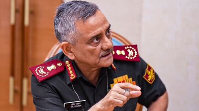 'ভারতের সুরক্ষা নিশ্চিত করার জন্য দেশীয় ক্ষমতা বিকাশ করা উচিত', আজ এক অনুষ্ঠানে এমনটাই বললেন চিফ অফ ডিফেন্স স্টাফ জেনারেল অনিল চৌহান। এই আবহে তিনি অপারেশন সিঁদুরের কথা বিশেষভাবে উল্লেখ করেন। তিনি জানিয়েছেন যে ভারতের বিরুদ্ধে পাকিস্তান যে ড্রোন ছুড়েছে তা ব্যর্থ হয়েছে এবং ভারতের কোনও ক্ষতি সেগুলি করতে পারেনি। (PTI) 'ভারতের সুরক্ষা নিশ্চিত করার জন্য দেশীয় ক্ষমতা বিকাশ করা উচিত', আজ এক অনুষ্ঠানে এমনটাই বললেন চিফ অফ ডিফেন্স স্টাফ জেনারেল অনিল চৌহান। এই আবহে তিনি অপারেশন সিঁদুরের কথা বিশেষভাবে উল্লেখ করেন। তিনি জানিয়েছেন যে ভারতের বিরুদ্ধে পাকিস্তান যে ড্রোন ছুড়েছে তা ব্যর্থ হয়েছে এবং ভারতের কোনও ক্ষতি সেগুলি করতে পারেনি। (PTI)