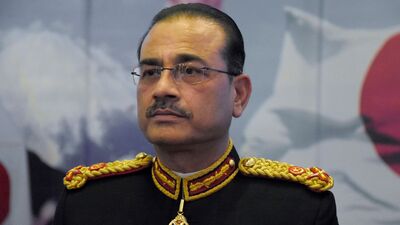 পাক প্রতিরক্ষামন্ত্রী আরও বলেন, প্রধানমন্ত্রী অসমর্থিত প্রতিবেদন ও অগ্রগতি সম্পর্কে রাষ্ট্রপতিকে অবহিত করেছেন। প্রধানমন্ত্রীর নেতৃত্বাধীন প্রতিনিধি দল রাষ্ট্রপতির সঙ্গে দেখা করার আগে শেহবাজ শরিফ আসিম মুনিরের সঙ্গে সাক্ষাৎ করেছিলেন বলেও নিশ্চিত করেছেন তিনি। তিনি বলেন, এতে অস্বাভাবিক কিছু নেই, কারণ প্রধানমন্ত্রী এবং ফিল্ড মার্শাল বিভিন্ন বিষয় নিয়ে আলোচনা করতে সপ্তাহে তিনবার বৈঠক করছেন। তিনি বলেন, 'সেনাপ্রধান রাজনীতিতে আগ্রহী নন। ' (AP) পাক প্রতিরক্ষামন্ত্রী আরও বলেন, প্রধানমন্ত্রী অসমর্থিত প্রতিবেদন ও অগ্রগতি সম্পর্কে রাষ্ট্রপতিকে অবহিত করেছেন। প্রধানমন্ত্রীর নেতৃত্বাধীন প্রতিনিধি দল রাষ্ট্রপতির সঙ্গে দেখা করার আগে শেহবাজ শরিফ আসিম মুনিরের সঙ্গে সাক্ষাৎ করেছিলেন বলেও নিশ্চিত করেছেন তিনি। তিনি বলেন, এতে অস্বাভাবিক কিছু নেই, কারণ প্রধানমন্ত্রী এবং ফিল্ড মার্শাল বিভিন্ন বিষয় নিয়ে আলোচনা করতে সপ্তাহে তিনবার বৈঠক করছেন। তিনি বলেন, 'সেনাপ্রধান রাজনীতিতে আগ্রহী নন। ' (AP)