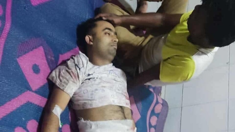 বাংলাদেশের সংবাদমাধ্যম প্রথম আলোর প্রতিবেদনে হিন্দু যুবক দীপ্ত সাহা এবং রমজান কাজীর মৃত্যুর খবর নিশ্চিত করা হয়েছে। দীপ্তের কাকা জানিয়েছেন, তাঁর ভাইপো মধ্যাহ্নভোজের পরে দোকানে যাচ্ছিলেন। সেইসময় তিনি গুলিবিদ্ধ হন। রমজানের বাবা জানিয়েছেন, তাঁর ছেলে কোনও দোষ করেনি। বিনা দোষে মেরে ফেলা হয়েছে বলে অভিযোগ করেছেন তিনি। (ছবি সৌজন্যে বাংলাদেশ আওয়ামি লিগ)
