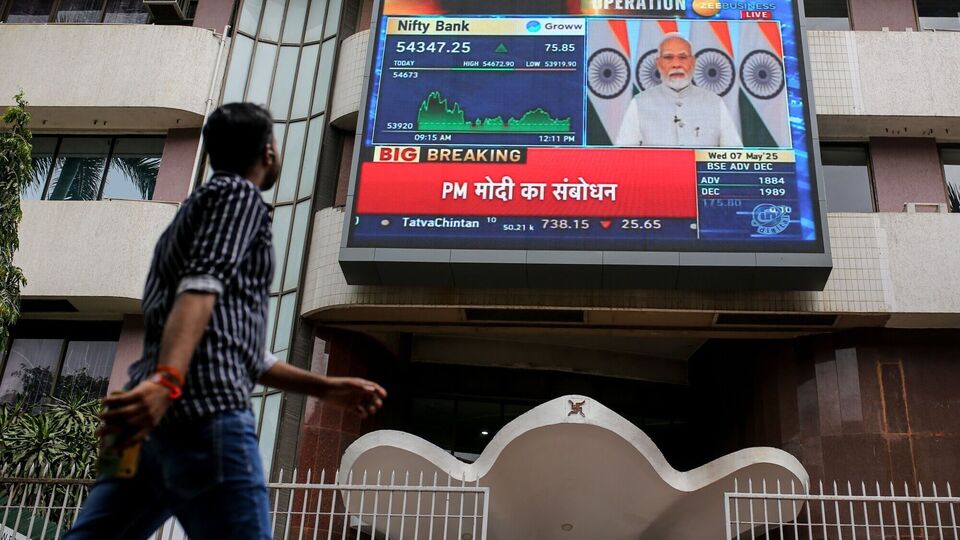 পিজি ইলেক্ট্রোপ্লাস্ট লিমিটেডের শেয়ার: ২০২০ সালের ১৭ জুলাই প্রতিটি শেয়ারের দাম ছিল চার টাকা। সেটা আজ ৮০০ টাকার গণ্ডি পেরিয়ে গিয়েছে। অর্থাৎ ২০,০০০ শতাংশের বেশি রিটার্ন দিয়েছে। বিশেষজ্ঞদের মতে, কেন্দ্র যে 'মেক ইন ইন্ডিয়া' কর্মসূচি নিয়েছে, তার ফলে ব্যাপকভাবে লাভবান হয়েছে ওই সংস্থা। আগামিদিনেও ভারতীয় সংস্থা উত্থানের রাস্তা বেশ প্রশস্ত। (ছবিটি প্রতীকী, সৌজন্যে ব্লুমবার্গ)