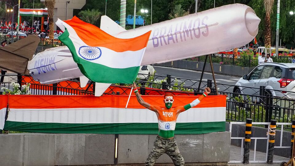 অর্থাৎ সহজভাবে বলতে গেলে আকাশ এয়ার ডিফেন্স সিস্টেম হল ‘ভাই’। আর আকাশ প্রাইম এয়ার ডিফেন্স সিস্টেম হল ‘দাদা’। কেন্দ্রের তরফে ইতিমধ্যে জানানো হয়েছে, অনেক উঁচুতে এবং প্রবল ঠান্ডার মধ্যে নিখুঁতভাবে 'টার্গেট' নিশানা করতে সিদ্ধহস্ত হল আকাশ প্রাইম এয়ার ডিফেন্স। আকাশ যে কতটা নিখুঁত, সেটার প্রমাণ অপারেশন সিঁদুরের সময় পাওয়া গিয়েছিল। তার থেকেও নিখুঁতভাবে হামলা চালাতে পারে আকাশ প্রাইম এয়ার ডিফেন্স সিস্টেম। (ছবিটি প্রতীকী, সৌজন্যে এএফপি)