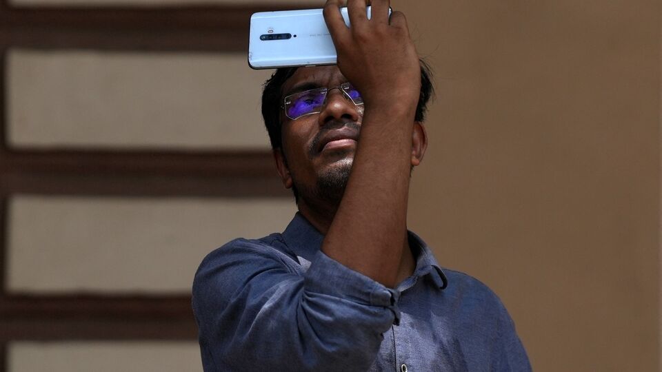 ট্রান্সফর্মার ও রেকটিফায়ার (ইন্ডিয়া) লিমিটেড: পাঁচ বছরে ওই সংস্থার শেয়ারে ১০,০০০ শতাংশ রিটার্ন মিলেছে। ২০২০ সালের ১৫ জুলাই ট্রান্সফর্মার ও রেকটিফায়ারের প্রতিটি শেয়ারের দাম ছিল পাঁট টাকা। যা আজ ৫০০ টাকার গণ্ডি পার করে ফেলেছে। অর্থাৎ ২০২০ সালে এক লাখ টাকা লগ্নি করলে আজ রিটার্ন মিলবে এক কোটি টাকার মতো। যে সংস্থা ব্যবসায়িক দিক থেকে যথেষ্ট ভালো জায়গায় আছে বলে মত বিশেষজ্ঞদের। (ছবিটি প্রতীকী, সৌজন্যে রয়টার্স)