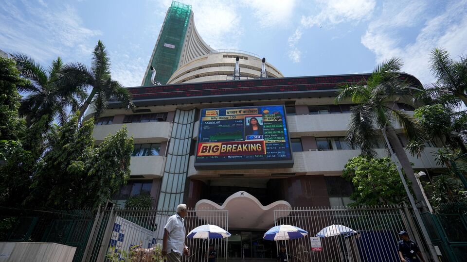 এসজি ফিনসার্ভ লিমিটেড: ২০২২ সাল থেকে এপিএল অ্যাপেলো গ্রুপের মধ্যে চলে এসেছে এসজি ফিনসার্ভ লিমিটেড। তারইমধ্যে শেষ পাঁচ বছরে ওই সংস্থার শেয়ারের উত্থাপন হয়েছে ১৮,৩৪৮ শতাংশ। ২০২০ সালের ২২ জুলাইয়ে প্রতিটি শেয়ারের দাম ২.২ টাকা ছিল। যা এখন বৃদ্ধি পেয়ে ৪০০ টাকার মাইলস্টোন পেরিয়ে গিয়েছে। যে সংস্থা ব্যবসায়িক ক্ষেত্রে আগামিদিনে আরও বড়সড় লক্ষ্যমাত্রা নিয়েছে। (ছবিটি প্রতীকী, সৌজন্যে রয়টার্স)