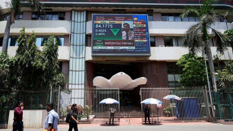 আগামিদিনেও কি এরকম মারকাটারি রিটার্ন পাওয়া যাবে? বিশেষজ্ঞদের মতে, ব্যবসার পরিবেশ, আর্থিক শৃঙ্খলা, শিল্পের পরিস্থিতির মতো বিভিন্ন কারণে এরকম উত্থান হয়েছে তিনটি সংস্থার। অতীতে কাঁপিয়ে দিলেও আগামিদিনে শেয়ার বাজারে ওই তিনটি সংস্থার উত্থান কতটা হবে, তা নির্ভর করছে ধারাবাহিকতা, দক্ষতার উপরে। (ছবিটি প্রতীকী, সৌজন্যে এপি)