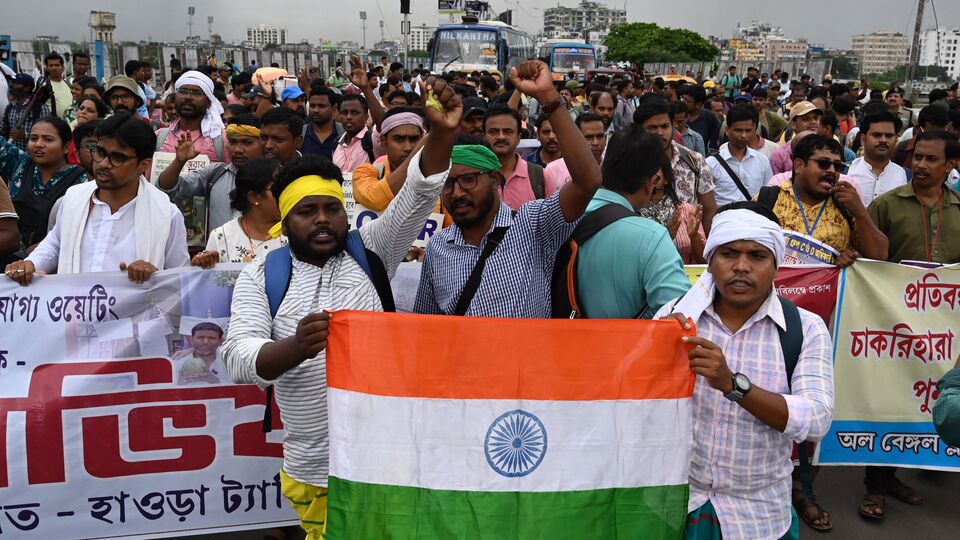 দুর্নীতির কারণে ২০১৬ সালের এসএসসির নিয়োগ প্রক্রিয়ার পুরো প্যানেল বাতিল করে দিয়েছে সুপ্রিম কোর্ট। নতুন করে নিয়োগের নির্দেশ দেয় শীর্ষ আদালত। কতদিনের মধ্যে নয়া নিয়োগ বিজ্ঞপ্তি প্রকাশ করতে হবে, সেই সময়সীমাও বেঁধে দেওয়া হয়। সেইমতো নয়া নিয়োগ বিজ্ঞপ্তি প্রকাশ করে এসএসসি। কিন্তু তা নিয়ে একাধিক মামলা দায়ের করা হয় হাইকোর্ট। (ছবি সৌজন্যে, সমীর জানা/হিন্দুস্তান টাইমস)