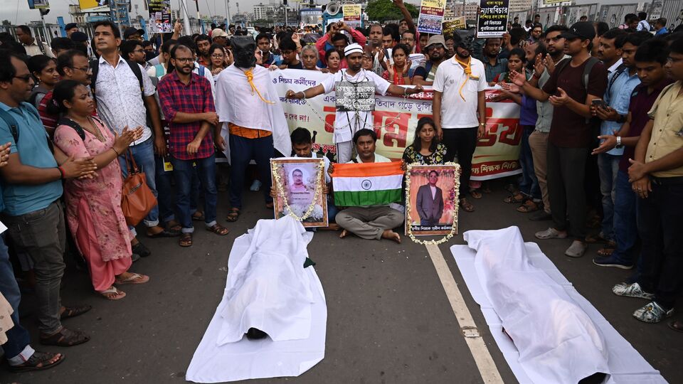 স্কুল সার্ভিস কমিশনের (এসএসসি) নয়া বিজ্ঞপ্তিতে হস্তক্ষেপ করতে রাজি হল না কলকাতা হাইকোর্ট। সুপ্রিম কোর্টের নির্দেশে প্রায় ২৬,০০০ চাকরি বাতিল হওয়ার পরে এসএসসির যে নতুন করে নিয়োগ প্রক্রিয়া শুরু করেছে, সেই সংক্রান্ত যা যা মামলা দায়ের করা হয়েছিল, তা খারিজ করে দিয়েছে হাইকোর্টের বিচারপতি সৌমেন সেন এবং বিচারপতি স্মিতা দাসের ডিভিশন বেঞ্চ। (ছবি সৌজন্যে, সমীর জানা/হিন্দুস্তান টাইমস)