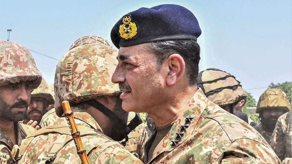 পাকিস্তানে বড় ধরনের রাজনৈতিক পরিবর্তনের জল্পনা চলছে। মঙ্গলবার সেনাপ্রধান আসিম মুনির ও প্রেসিডেন্ট আসিফ জারদারির সঙ্গে প্রধানমন্ত্রী শেহবাজ শরিফের বৈঠক ঘিরে সেই জল্পনা আরও জোরদার হয়েছে। শোনা যাচ্ছিল, প্রেসিডেন্ট পদে জারদারির স্থলাভিষিক্ত হতে পারেন মুনির। তবে এ বিষয়ে আনুষ্ঠানিকভাবে কিছু বলা হয়নি। পাকিস্তান সরকারের মন্ত্রীরাও এই দাবি প্রত্যাখ্যান করছেন। (AFP)