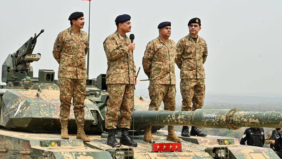 খাজা আসিফ বলেছিলেন যে মিডিয়াই এই জল্পনা শুরু করেছিল। তবে সব জল্পনা-কল্পনা উড়িয়ে দিয়ে আসিফ বলেন, প্রেসিডেন্ট জারদারিকে সব ঘটনা সম্পর্কে অবহিত করা হয়েছে। তিনি বলেন, রাষ্ট্রপতি সরকার ও বর্তমান রাজনৈতিক ব্যবস্থার প্রতি পূর্ণ আস্থা দেখিয়েছেন। রাষ্ট্রপতি বিষয়টি সম্পর্কে অবগত আছেন এবং সরকারের প্রতি পূর্ণ আস্থা দেখিয়েছেন। (via REUTERS)