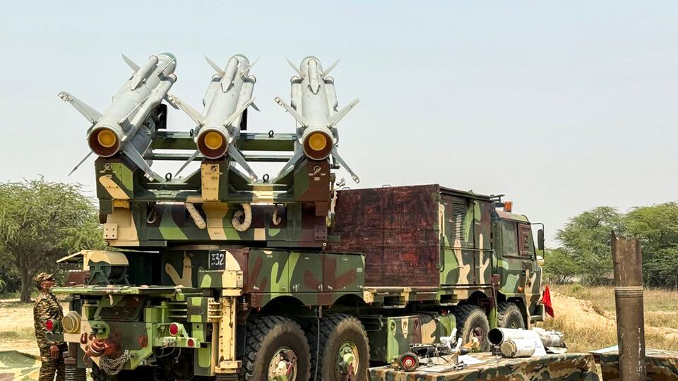 লাদাখ সেক্টরের ঠিক কোথায় সেই ট্রায়াল চালানো হয়েছে, তা অবশ্য স্পষ্টভাবে জানানো হয়নি। তবে কৌশলগতভাবে যে সেই জায়গাটা অত্যন্ত গুরুত্বপূর্ণ, তা নিয়ে কোনও সন্দেহ নেই। কারণ লাদাখ সেক্টরের কাছেই হল প্রকৃত নিয়ন্ত্রণরেখা অর্থাৎ ভারত-চিন সীমান্ত। আর সেই সীমান্তের কাছাকাছি এলাকায় আকাশ প্রাইমের পরীক্ষা চালিয়ে ভারত যে চিনকে বার্তা দিল, তা নিয়ে কোনও সন্দেহ নেই। (ছবিটি প্রতীকী, সৌজন্যে পিটিআই)