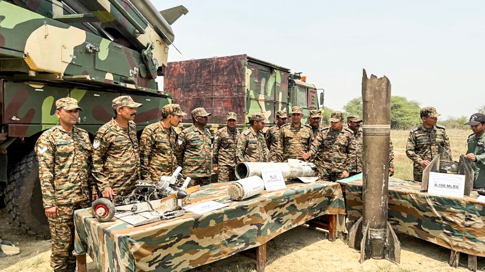 ইতিমধ্যে ভারতীয় সেনার হাতে আকাশ এয়ার ডিফেন্স সিস্টেম আছে। অপারেশন সিঁদুরের সময় চিনা এয়ারক্রাফট এবং তুরস্কের ড্রোন ব্যবহার করে পাকিস্তানি সেনা যে হামলা চালিয়েছে, তা রুখে দিয়েছিল আকাশ। একেবারে নিখুঁতভাবে নিশানা করেছিল। আর এখন যে আরও উন্নত এবং শক্তিশালী আকাশ প্রাইম এয়ার ডিফেন্স সিস্টেমের পরীক্ষা চালানো হয়েছে, তা তৃতীয় এবং চতুর্থ রেজিমেন্ট তৈরি করবে। (ফাইল ছবি, সৌজন্যে পিটিআই)
