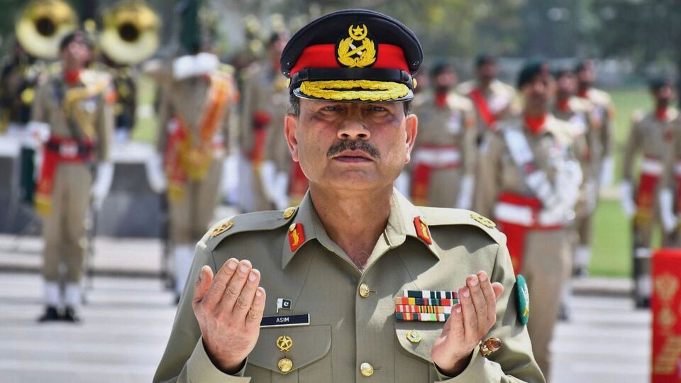 এক্সপ্রেস ট্রিবিউনের খবরে বলা হয়, মঙ্গলবার প্রেসিডেন্টের বাসভবনে জারদারির সঙ্গে সাক্ষাৎ করেন শেহবাজ শরিফ। এর কিছুক্ষণ আগে প্রধানমন্ত্রীর বাসভবনে পৌঁছে শরিফের সঙ্গে বৈঠক করেন মুনির। মঙ্গলবার সন্ধ্যায় একের পর এক উচ্চ পর্যায়ের বৈঠক প্রেসিডেন্ট পরিবর্তন নিয়ে জল্পনা উসকে দিয়েছে।(AP)