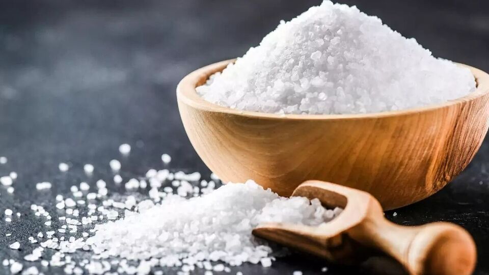 লবণ ছাড়া খাদ্য এবং স্বাদ কল্পনা করা যায় না। লবণ এমন একটি জিনিস যা বিশ্বের প্রতিটি অঞ্চলে খাবারে প্রধানত ব্যবহৃত হয়। এর পাশাপাশি, জ্যোতিষশাস্ত্র এবং বাস্তুশাস্ত্রেও লবণকে অনেক গুরুত্ব দেওয়া হয়েছে। লবণের কৌশল এবং প্রতিকার আপনার ভাগ্য পরিবর্তন করতে পারে। এর সঙ্গে, আপনি কুদৃষ্টি, নেতিবাচকতা, রোগ, ঋণ এবং দারিদ্র্য থেকেও মুক্তি পেতে পারেন। জ্যোতিষশাস্ত্রে, লবণ চন্দ্র এবং শুক্রের সঙ্গে সম্পর্কিত।