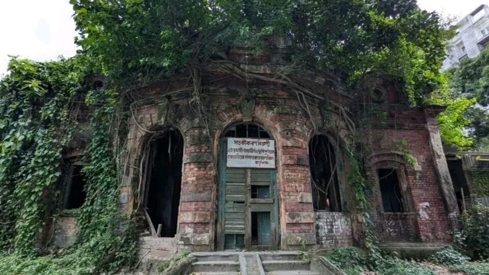 ওপারে ইউনুস সরকার ভাঙছে পূর্বপুরুষের বাড়ি, এপারে কী বলছেন সত্যজিৎ পুত্র সন্দীপ?