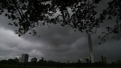 দক্ষিণবঙ্গের আবহাওয়ার পূর্বাভাস- আগামী বুধবার পর্যন্ত দক্ষিণবঙ্গের সব জেলায় হালকা থেকে মাঝারি বর্ষণ হতে পারে। উত্তর ও দক্ষিণ ২৪ পরগনা, পূর্ব ও পশ্চিম মেদিনীপুরে ঝড়বৃষ্টির হলুদ সতর্কতা রয়েছে। এরপর শনিবার থেতে তেড়ে বর্ষণের সম্ভাবনা রয়েছে বহু জেলায়। আবহাওয়ার পূর্বাভাসে বলা হয়েছে, কলকাতা সহ দক্ষিণবঙ্গের সব জেলায় ঝড় বৃষ্টির হলুদ সতর্কতা জারি রয়েছে। । (ছবি সৌজন্যে পিটিআই) দক্ষিণবঙ্গের আবহাওয়ার পূর্বাভাস- আগামী বুধবার পর্যন্ত দক্ষিণবঙ্গের সব জেলায় হালকা থেকে মাঝারি বর্ষণ হতে পারে। উত্তর ও দক্ষিণ ২৪ পরগনা, পূর্ব ও পশ্চিম মেদিনীপুরে ঝড়বৃষ্টির হলুদ সতর্কতা রয়েছে। এরপর শনিবার থেতে তেড়ে বর্ষণের সম্ভাবনা রয়েছে বহু জেলায়। আবহাওয়ার পূর্বাভাসে বলা হয়েছে, কলকাতা সহ দক্ষিণবঙ্গের সব জেলায় ঝড় বৃষ্টির হলুদ সতর্কতা জারি রয়েছে। । (ছবি সৌজন্যে পিটিআই)