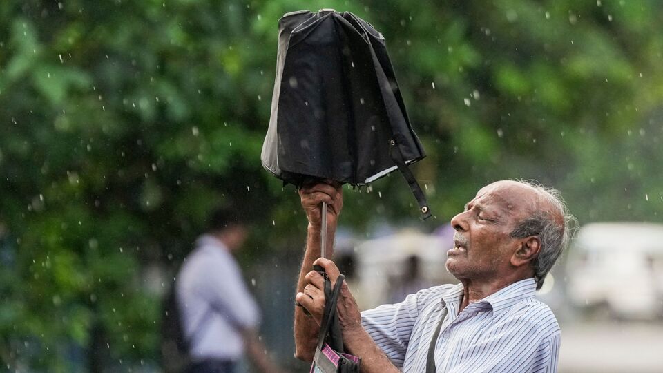 দক্ষিণবঙ্গের ক্রিজে বৃষ্টি শুধু একাই থাকছে না! পার্টনারশিপে থাকছে ঝোড়ো হাওয়াও। দক্ষিণের বহু জেলাতেই বৃষ্টির সঙ্গে ৩০ থেকে ৪০ কিলোমিটার গতিতে বয়ে যেতে পারে ঝোড়ো হাওয়া। দেখে নেওয়া যাক, উত্তর ও দক্ষিণবঙ্গে আবহাওয়ার পূর্বাভাস।(PTI)