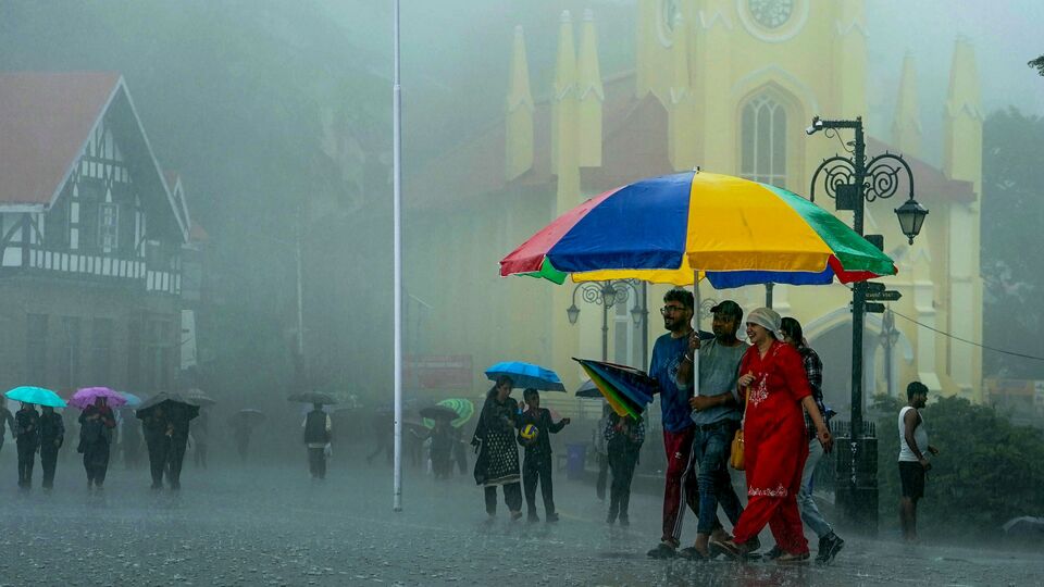উত্তরবঙ্গের আবহাওয়া- উত্তরবঙ্গের ৮ জেলায় বুধবার পর্যন্ত হালকা থেকে মাঝারি বর্ষণের সম্ভাবনা রয়েছে। সপ্তাহান্তে কোথাও কোথাও ভারী বর্ষণের পূর্বাভাস রয়েছে। দার্জিলিং, জলপাইগুড়ি, কালিম্পং, আলিপুরদুয়ার, কোচবিহারে শনিবার হতে পারে ভারী বর্ষণ। রবিবার, দার্জিলিং, জলপাইগুড়ি, কালিম্পং, আলিপুরদুয়ারে ভারী থেকে অতি ভারী বর্ষণের সম্ভাবনা রয়েছে। ওই জায়গাগুলিতে জারি রয়েছে সতর্কতা। (ছবিটি প্রতীকী, সৌজন্যে পিটিআই)