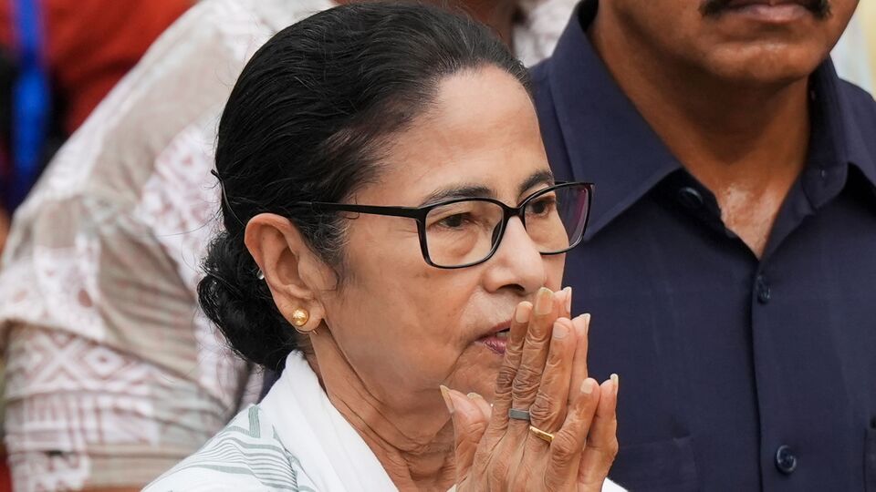সুজন্ন ও নিজন্ন। এই দুটি আবাসন প্রকল্প। বৃহস্পতিবার মুখ্য়মন্ত্রী এই দুটি আবাসন প্রকল্পের উদ্বোধন করেন। মূলত অর্থনৈতিকভাবে পিছিয়ে রয়েছেন যাঁরা তাঁদের জন্য় এই আবাসন প্রকল্প। স্বল্পবিত্ত মানুষদের কাছে বড় আশার জায়গা হতে চলেছে এই সুজন্ন ও নিজন্ন। (PTI Photo/Swapan Mahapatra) (PTI)