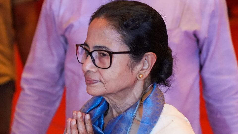 কলকাতায় একটা মাথা গোঁজার ঠাঁই করার তৈরির ইচ্ছা থাকে অনেকেরই। কিন্তু বাস্তবে সেটা সম্ভব হয় না মূলত আর্থিক কারণে। বাস্তবে সাধ থাকলেও সাধ্যে কুলোয় না বিপুল দামের জন্য। তবে এবার বাজারের তুলনায় অপেক্ষাকৃত কম দামে ফ্ল্যাট দেবে সরকার। সেটাও আবার নিউটাউনে। বৃহস্পতিবার রাজ্যের মুখ্য়মন্ত্রী মমতা বন্দ্যোপাধ্য়ায় নিউটাউনের এই দুটি আবাসনের উদ্বোধন করেন।(PTI Photo/Swapan Mahapatra)(PTI)