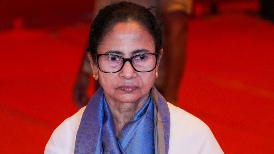মুখ্য়মন্ত্রী বলেন, আমরা চাই সবার আশ্রয় থাকুক। নিজের ঘর থাকুক। বড় আবাসন প্রকল্প। ৭ একর জমিতে ১২১০টি ফ্ল্যাট হচ্ছে। অর্থনৈতিকভাবে দুর্বলদের জন্য জি প্লাস ১৪ তলা। সেটা নিজন্ন ,অপরটি সুজন্ন। (PTI Photo/Swapan Mahapatra)(PTI)