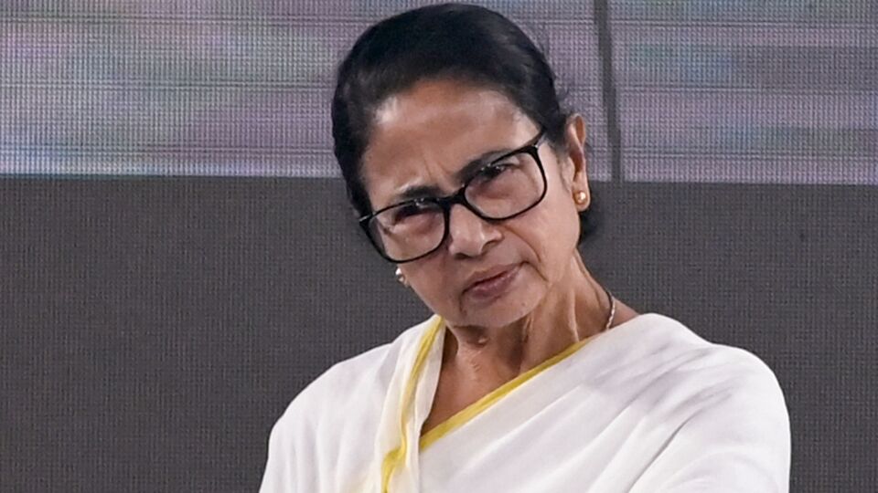 মুখ্যমন্ত্রী আরও জানিয়েছেন জমির দাম নেওয়া হয়নি। এটা সরকার দিয়েছে। ভর্তুকি দেওয়া হয়েছে। বাজারমূল্য থেকে কম দামে এই ফ্ল্যাট মিলবে। লটারির মাধ্য়মে এই ফ্ল্যাট দেওয়া হবে। সব মিলিয়ে যাঁদের এতদিন কলকাতা শহরে নিজেদের একটা মাথা গোঁজার ঠাঁই করার ইচ্ছা তাঁদের এবার সেই ইচ্ছে পূরণ হওয়ার পথে। আবাসনের সঙ্গেই নানা ধরনের সুবিধাও থাকবে এই প্রকল্পের আওতায়। (PTI Photo)(PTI)