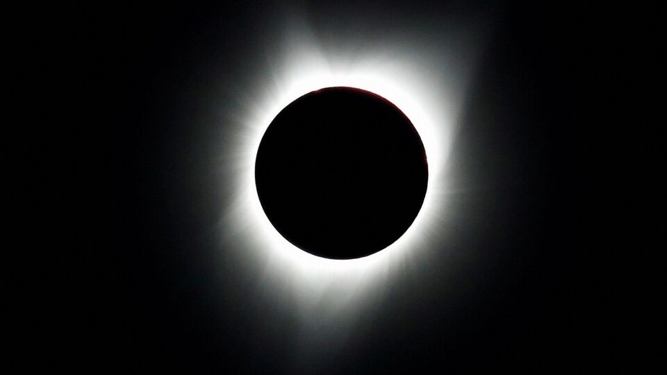 ২০২৫ সালের দ্বিতীয় এবং শেষ সূর্যগ্রহণ শুধুমাত্র অস্ট্রেলিয়া, আমেরিকা, ফিজি, নিউজিল্যান্ড এবং আটলান্টিক মহাসাগরের কিছু অংশে দেখা যাবে।(REUTERS)